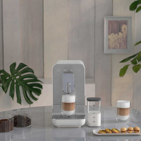 SMEG Machine automatique Système lait Blanc - BCC13WHMEU