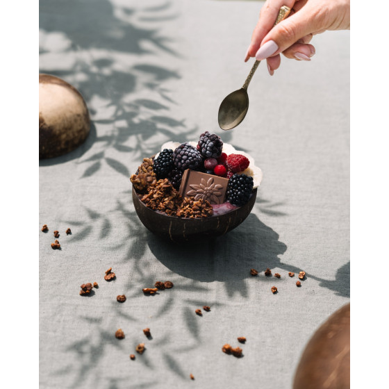 Tablette de chocolat Noir Villars 72% Héritage 1901 dans un bol de fruits