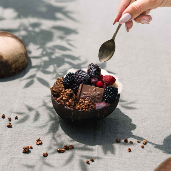 Tablette de chocolat Noir Villars 72% Héritage 1901 dans un bol de fruits