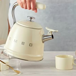 Bouilloire sifflante SMEG 2.3L Crème - WKF01CR