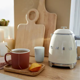 Mini Bouilloire SMEG 0.8L Crème - KLF05CREU