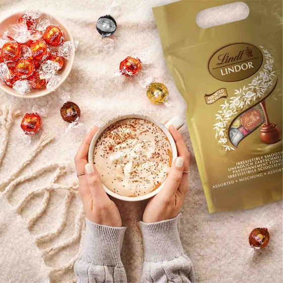 80 Boules de Chocolat au lait, noir, blanc, lait-noisette LINDOR - Lindt - Paquet de 1 Kg