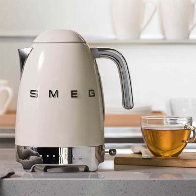 bouilloire smeg avec tasse de thé