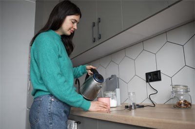 préparation eau chaude avec bouilloire électrique
