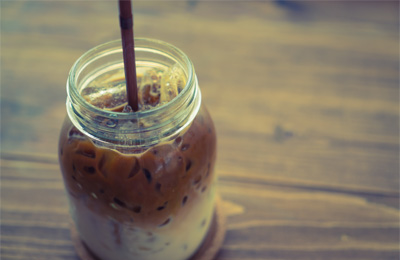 café glacé avec ajout de lait