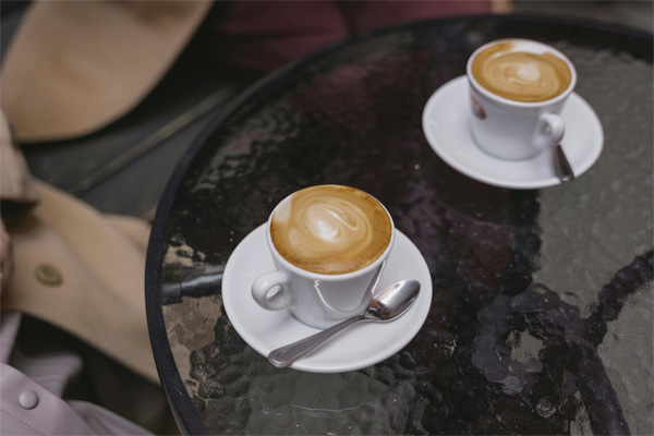 tasse de café avec delonghi rivelia