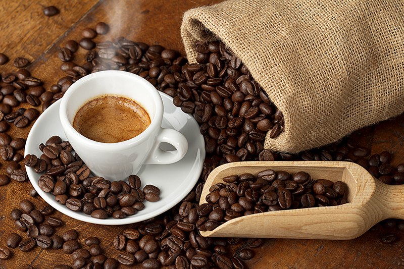 café en grains avec tasse de café