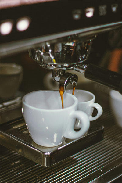préparation café avec machine expresso manuelle
