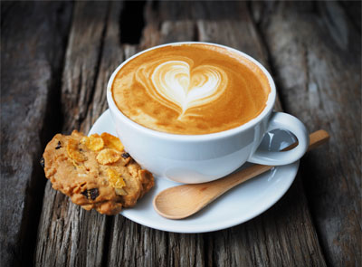 tasse de café avec cookies bord de tasse 