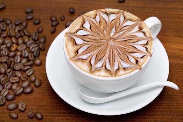 café mousse lactée préparé avec machine à café à grains