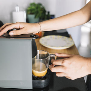 préparation d'un café avec une machine à café nespresso delonghi