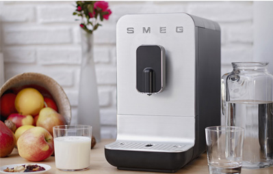 machine à café smeg au petit déjeuner