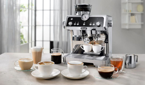 machine à café manuelle avec tasse à café