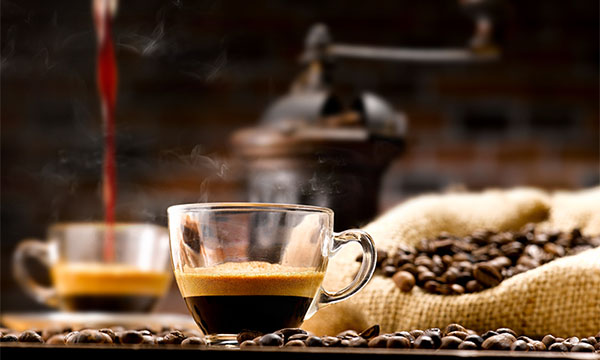 café fait avec machine à café à grain