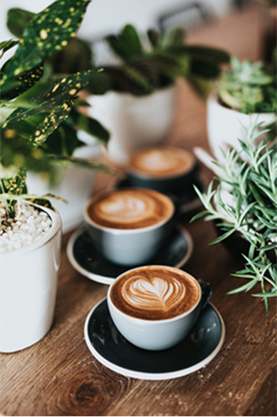 tasses de café sur une table