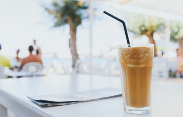 Quelle est la différence entre un café frappé et un café glacé ?