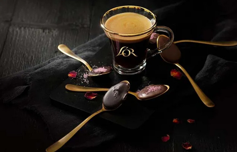Cuillères au chocolat dans votre café