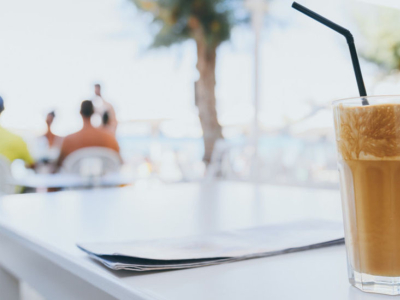 Quelle est la différence entre un café frappé et un café glacé ?