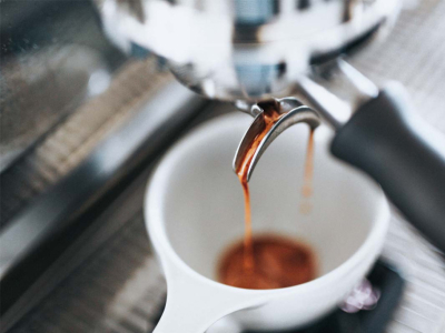 Machine à café pour bureau : laquelle choisir pour 10 à 20 cafés par jour ?